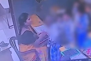 Bé trai 6 tuổi bất ngờ ngã gục, tử vong sau khi bị giáo viên hành hung