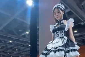 Phẫn nộ: Nữ coser "dẫm nát" đồ ăn, lập tức một lượng lớn fan nam bất chấp, cố tranh giành bằng được?