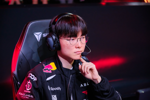 Cánh tay của Faker lại khiến fan "lo sốt vó"