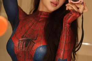 Hot girl show hẹn hò gây bão khi nhập vai Người Nhện, "visual" ngạt thở thu hút netizen