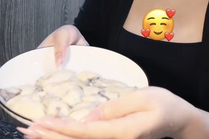 Chân ướt chân ráo sáng tạo nội dung ẩm thực, cô gái TikTok đã khiến cộng đồng bất ngờ khi chế biến hàu