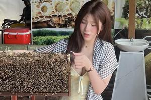 Khoác khăn rằn đi xuồng ba lá, "hot girl pizza" lại gây bão, sắc vóc nóng bỏng