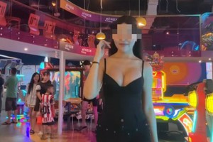 Ăn mặc hở hang giữa TTTM, hot girl khiến CĐM dấy lên phẫn nộ