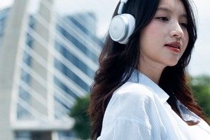 Đeo JBL Live 680NC xuống phố: Thiết kế thời trang, lọc ồn hiệu quả và pin dùng cả tuần