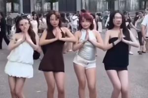 Hot "rần rần" vụ việc của nhóm bạn trẻ "nhảy TikTok" trước Nhà Thờ Lớn, có thái độ thiếu chuẩn mực khiến MXH bàn tán