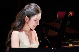 Đã mắt với nhan sắc tựa tiểu thư khuê nữ của hot girl piano