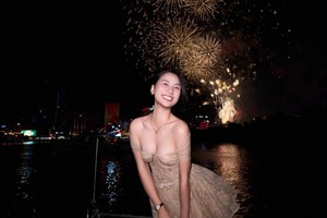 Bắt trọn khoảnh khắc pháo hoa rực rỡ, hot girl có luôn bộ ảnh viral MXH
