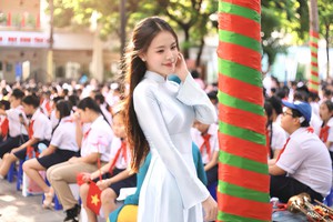 Ngẩn ngơ vì nhan sắc "gây thương nhớ" của cô giáo Ngữ văn trong ngày khai giảng
