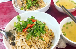 Ngày Tết ăn hai bát phở trộn bị "chém" 300k, cộng đồng mạng lên tiếng than thở, chỉ trích