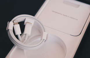 Không chỉ iPhone 12, ngay cả củ sạc Apple cũng cháy hàng, tăng giá tại Việt Nam