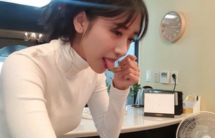 Học theo trào lưu làm thử thách của các Youtuber, nữ streamer xinh đẹp "nếm" luôn thức ăn của mèo trên sóng trực tiếp