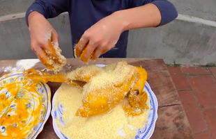 Dùng tay trần nhào nặn, trộn đồ ăn, con trai bà Tân Vlog thêm một lần nữa khiến dân tình dậy sóng vì mất vệ sinh