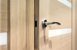 Bác sĩ Trung Quốc phát hiện virus corona trên tay nắm cửa, đưa ra lời khuyên quan trọng