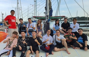 "Xịn sò" như Team Flash, cả team đi Singapore du lịch còn thuê hẳn du thuyền để tham quan "sương sương"