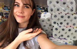 Nữ streamer kỳ lạ, không mong nhận tiền donate, chỉ xin các fan tặng mình "giấy vệ sinh"