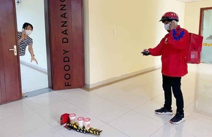 Phòng dịch, shipper dùng ô tô đồ chơi giao đồ uống cho khách, đứng cách 2m cũng phải gọi điện thoại