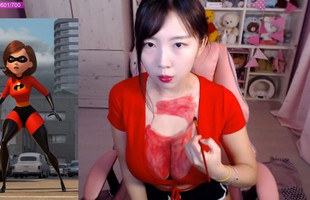 Khoe khả năng cosplay "siêu nhân" trên sóng, nữ streamer suýt bị cấm kênh vì nội dung gợi cảm