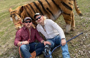 Hài hước hai bác nông dân, cosplay bò thành cọp khiến cộng đồng mạng ngả mũ bái phục, gọi ngay tên "con bọp"