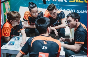 Team Flash Liên Quân Mobile khoe hình ảnh "vượt khó", fan SGP vội réo tên đội nhà: "Nhiều HLV để làm gì?"