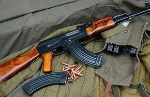 Vì lý do gì mà AK-47 lại trở thành phát minh vũ khí nổi tiếng nhất thế giới?