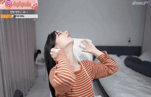 Lên sóng ngồi buộc tóc sơ sơ, nữ streamer xinh đẹp được donate tới 8 tỷ trong vài giờ khiến fan choáng váng