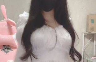 Lộ mặt lần đầu tiên sau 3 năm và nhảy múa ngay trên sóng nếu đạt 4 triệu fan, nữ streamer khiến cộng đồng sững sờ với nhan sắc thật