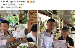 Lần đầu được giấy khen "học sinh tiên tiến", nam sinh hớn hở mang bằng đi khoe với bất kỳ ai gặp được, lợn gà cũng không tha