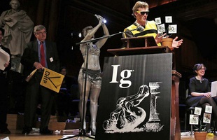 Đến hẹn lại lên: Cùng nhau cười rụng rốn với các nghiên cứu đạt giải Ig Nobel 2020, kèm phần thưởng không thể "thốn" hơn từ ban tổ chức