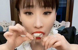 Dập tắt nghi vấn làm giả clip Mukbang, nữ YouTuber ăn cật lực, bất ngờ mặt tái mét, ngất xỉu luôn trên sóng khiến người xem hoảng sợ