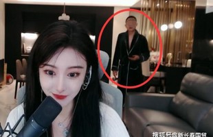 Vô tình xuất hiện người đàn ông lạ trên sóng, nữ streamer bảo là "thợ sửa ống nước" nhưng bị bóc mẽ sự thật ngay sau đó