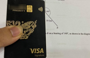 Quên thước kẻ, nam sinh bá đạo lấy thẻ đen trị giá 2 tỷ VND ra dùng tạm khiến cộng đồng mạng choáng váng