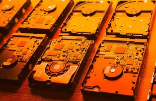 Nhu cầu đào coin bằng HDD tăng cao, NSX Trung Quốc ra mắt bo mạch chủ "siêu to khổng lồ" lắp được 32 ổ 14TB cùng lúc