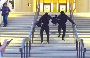 Dàn dựng cảnh cướp ngân hàng quá giống, hai nam YouTuber đối mặt án phạt 5 năm tù vì "đùa dai"