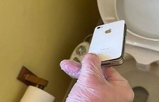 Tìm thấy iPhone bị rơi dưới bồn cầu sau 10 năm, ngoại hình vẫn khá đẹp