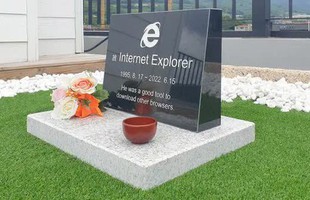 Vừa bị khai tử, Internet Explorer đã được "dựng mộ" tiếc thương tại Hàn Quốc, đọc dòng chữ tri ân khiến ai cũng cảm thán