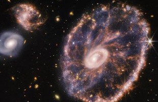 Kính thiên văn James Webb tiết lộ vẻ đẹp rực rỡ của Thiên hà Bóng ma