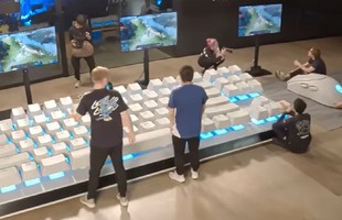 Xuất hiện bộ bàn phím và chuột lớn nhất thế giới, 5 game thủ cùng thao tác, điều khiển vẫn trầy trật