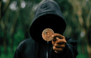 Giải mã ngày sinh bí ẩn của "cha đẻ" Bitcoin