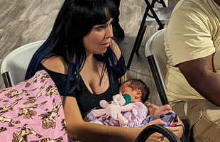 Vừa sinh chưa được 1 tuần, nữ game thủ bế con, "ẵm" luôn giải vô địch Mortal Kombat