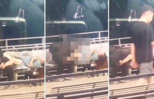 Cặp đôi "thân mật" trên ghế bị người đi đường dùng điện thoại ghi hình và thông báo từ chính quyền