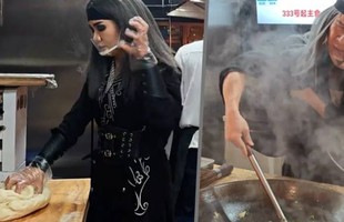 Trải nghiệm ẩm thực võ hiệp có 1-0-2, nhân viên cosplay Hoàng Dung bưng bê, Mai Siêu Phong nhồi bột gây sốt