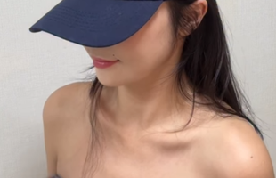 Khoe khoảnh khắc “tụt áo”, hot girl hút gần 2,5 triệu view: Content sexy hay chiêu trò phản cảm?