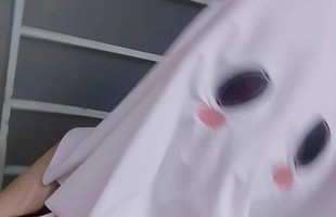 Coser hóa thân thành ma nhân dịp Halloween, fan đua nhau đòi “giữ chân ma nữ” để bảo vệ cộng đồng