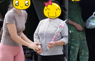 Hình ảnh cô gái mặc quần tập gym bó sát đi từ thiện gây tranh cãi