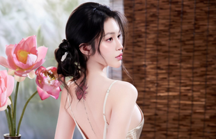 Khoe sắc bên hoa sen, hot girl khiến người xem ngỡ ngàng vì vừa thanh lịch, vừa gợi cảm đến không ngờ