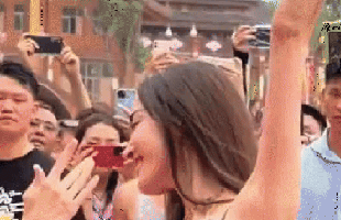 8 triệu người tìm xem mỹ nhân đẹp nhất Tân Cương được Thiên vương đình đám xin chụp ảnh cùng