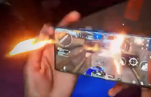 Chơi game đến "cháy" cả điện thoại, game thủ khiến người xem hoảng sợ vì độ liều lĩnh