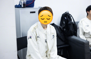 Cựu vương CKTG bị yêu cầu giải nghệ sau màn "feed không lối thoát"