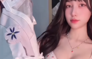 Chán cosplay, hot girl quay video "unbox" khiến người xem "ngợp thở"