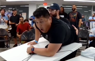 Vô địch giải đấu, nam game thủ quá phấn khích, "phá" luôn cả bộ máy PS5 của BTC